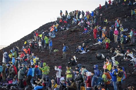 亂象叢生|富士山悲鳴2／富士山疫後亂象叢生 垃圾遍地、輕率登。